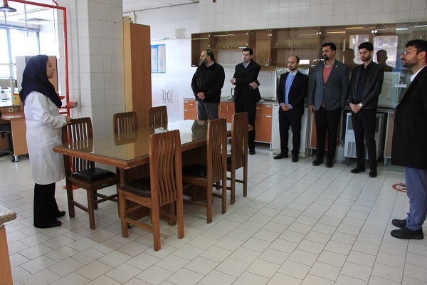 بازدید شرکت‌کنندگان رویداد ملی ریورس‌پیچ صنایع غذایی از آزمایشگاه‌های مؤسسه پژوهشی علوم و صنایع غذایی