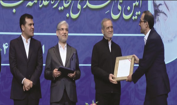 تجلیل از ۲۰ دانشمند ممتاز با اهدای جایزه علامه طباطبایی با حضور رئیس جمهور
