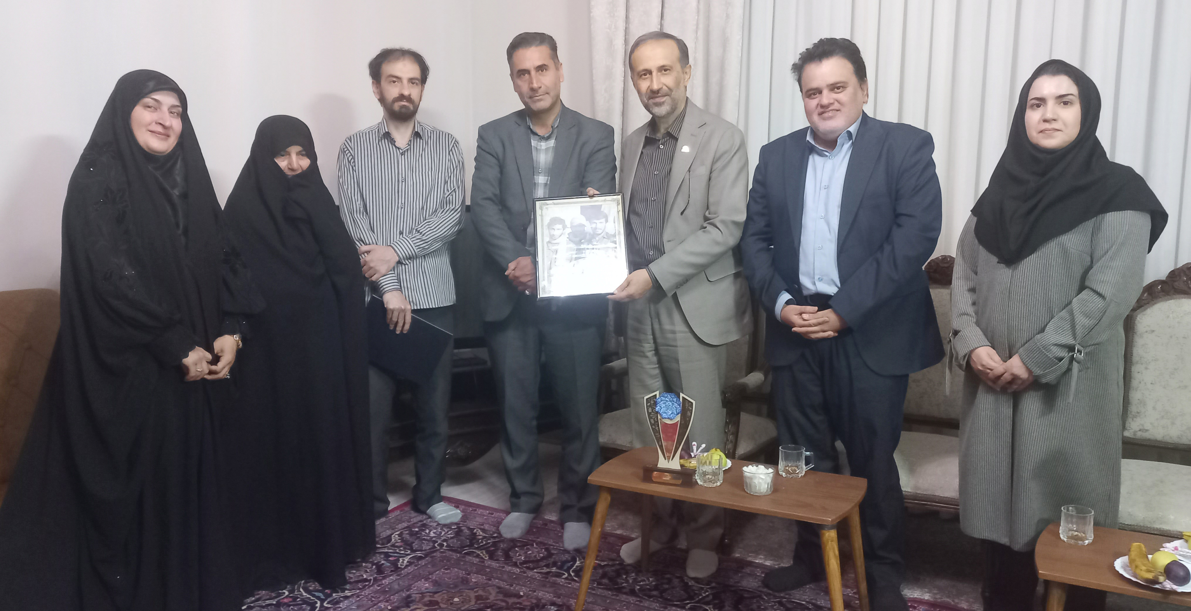 دیدار رئیس و هیئترئیسه مؤسسه با خانواده شهید محمود موحدی راد