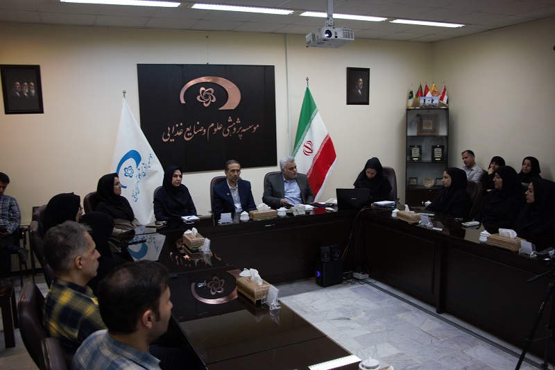 مراسم گرامیداشت روز کارمند در موسسه پژوهشی علوم و صنایع غذایی برگزار شد