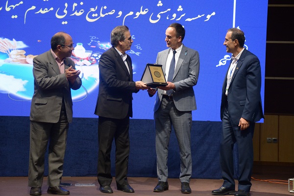 میزبانی مؤسسه پژوهشی علوم و صنایع غذایی در همایش امنیت غذایی؛فرآوری ایمنی و سلامت از نماینده سازمان خواروبار و کشاورزی ملل متحد(فائو) در ایران 