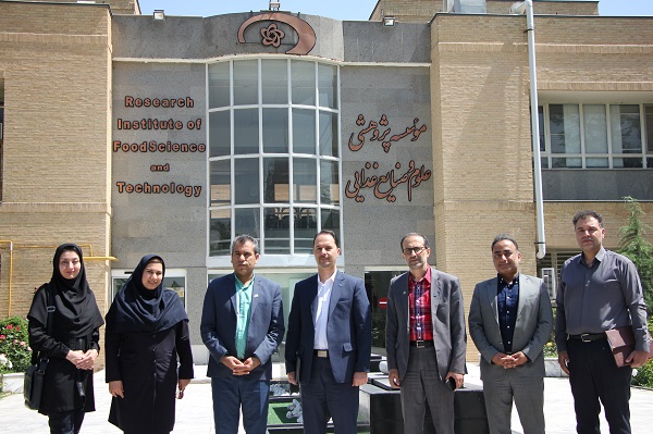 نشست مشترک شرکت شیر پاستوریزه پگاه خراسان با مؤسسه پژوهشی علوم و صنایع غذایی در راستای توسعه همکاری‌های پژوهشی