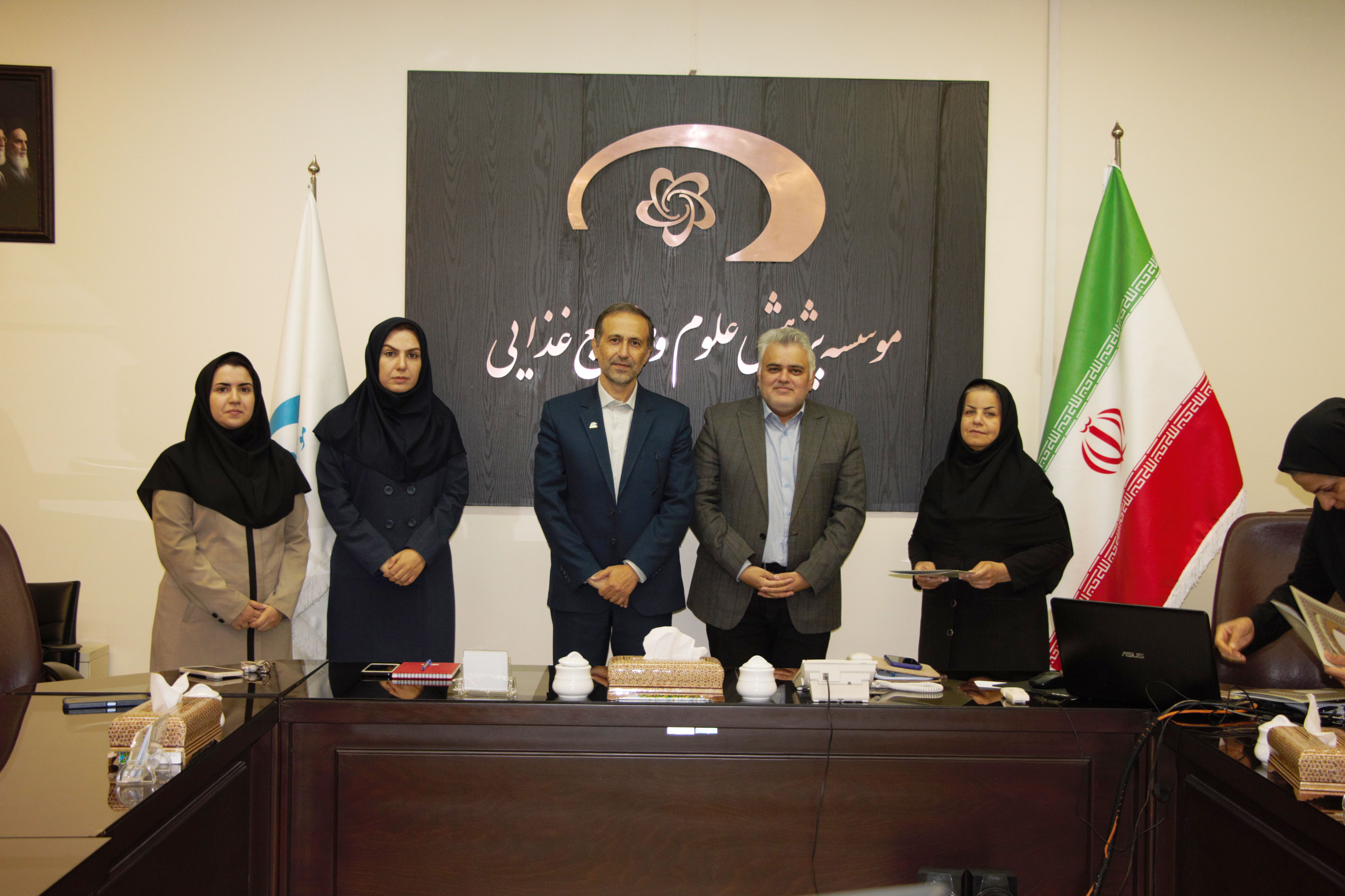 مراسم گرامیداشت روز کارمند در موسسه پژوهشی علوم و صنایع غذایی برگزار شد