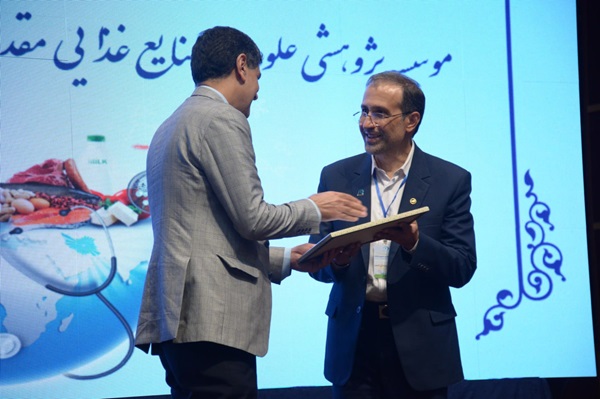 دردریافت «لوح تقدیر ارتقاء امنیت غذایی» از دبیرخانه شورای عالی سلامت و امنیت غذایی کشور در سومین همایش ملی امنیت غذایی؛ فرآوری، ایمنی و سلامت 