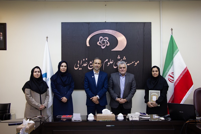 مراسم گرامیداشت روز کارمند در موسسه پژوهشی علوم و صنایع غذایی برگزار شد