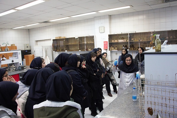 بازدید دانش‌آموزان دبیرستان‌های دخترانه فاطمه‌الزهرا و علم و فرهنگ از مؤسسه پژوهشی علوم و صنایع غذایی