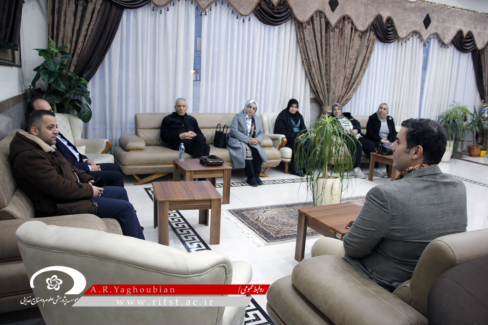 رئیس دانشکده کشاورزی دانشگاه بغداد به همراه تعدادی از مدیران و اعضائ هیات علمی این دانشکده وارد مشهد شدند.