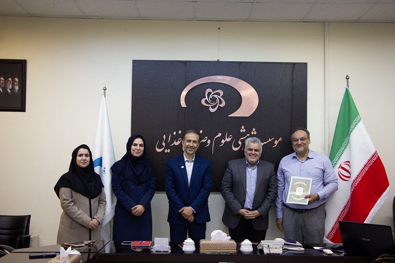 مراسم گرامیداشت روز کارمند در موسسه پژوهشی علوم و صنایع غذایی برگزار شد